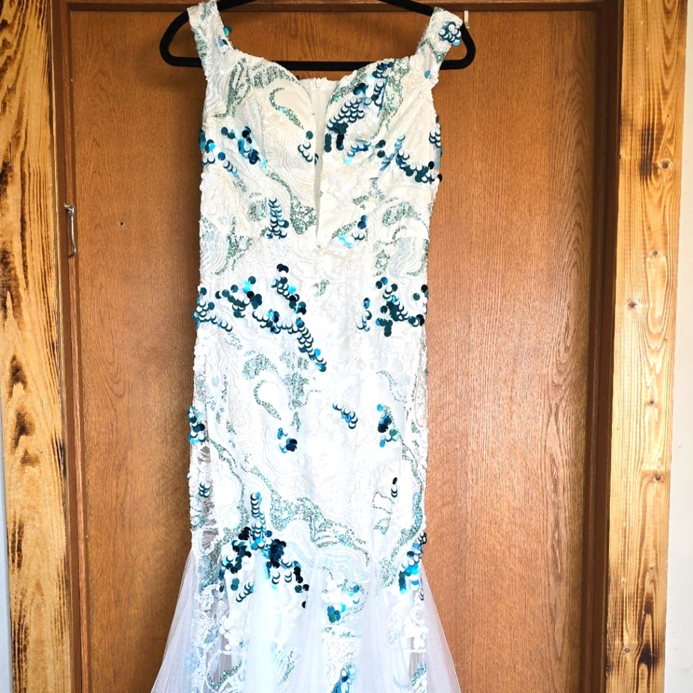Gorgeous white with blue small
